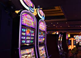Pengguna Indonesia mengakses sportsbook purislot dari ponsel Android di luar ruangan